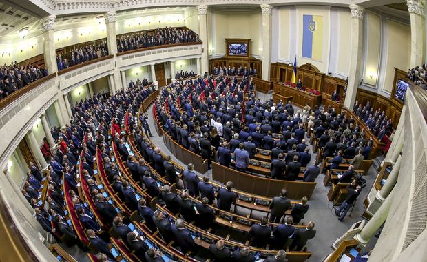 Toà nhà Quốc hội Ukraine được bảo vệ bằng hàng rào dây thép gai