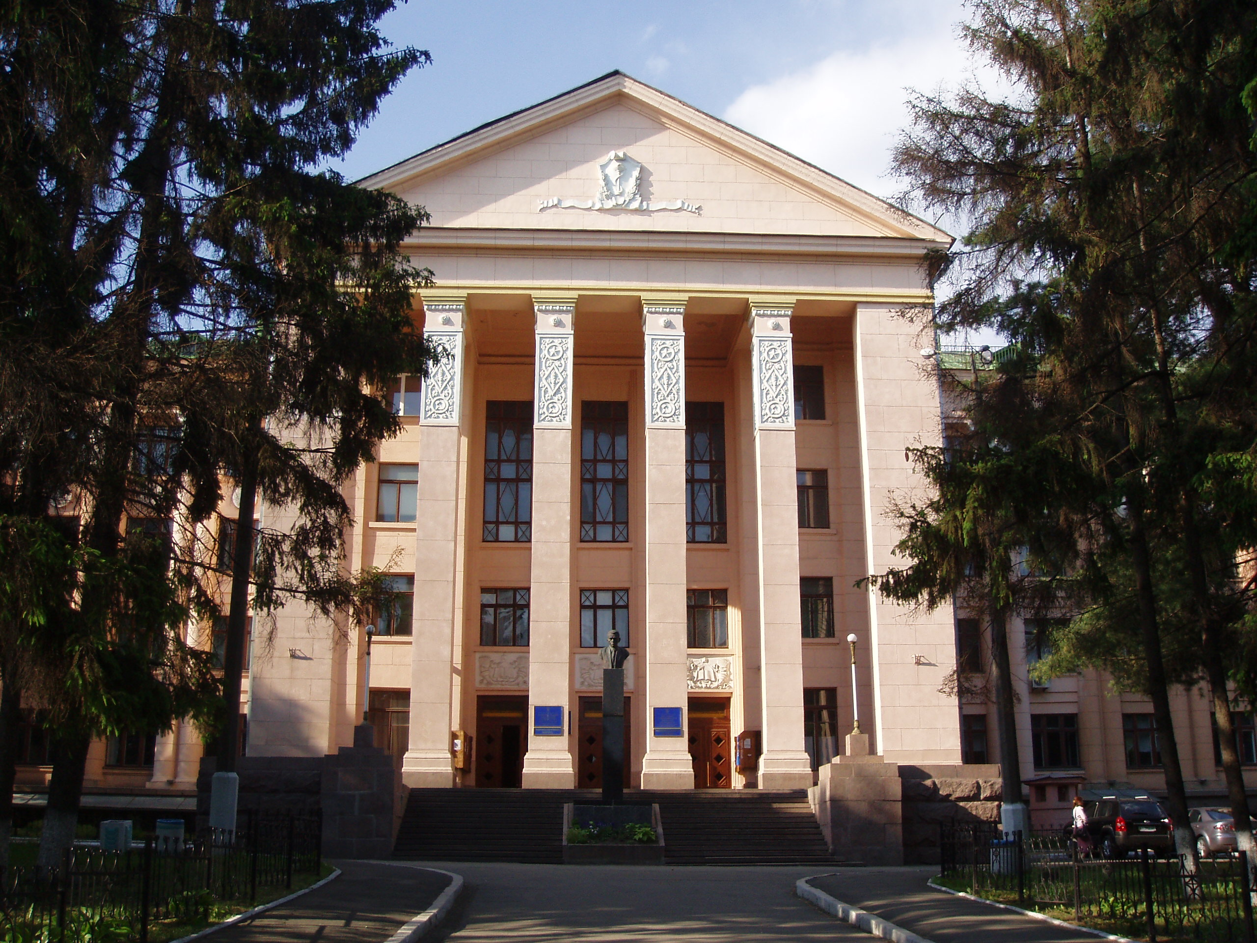 Kiev: Những kẻ lạ mặt phong tỏa văn phòng của hiệu trưởng trường đại học y mang tên Bogomolsa
