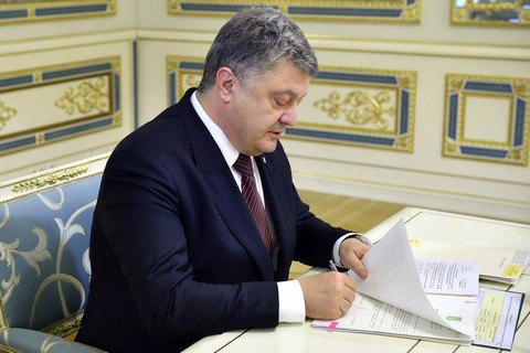 Tổng thống Poroshenko ký luật cho phép ngành công nghiệp quốc phòng Ukraine không trả nợ Nga