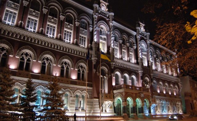 Ngân hàng trung ương Ukraine từ chối giữ tỷ giá đô la ở mức cố định
