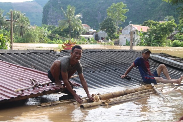 Lũ chạm nóc nhà cuốn 3 người mất tích ở Thanh Hóa