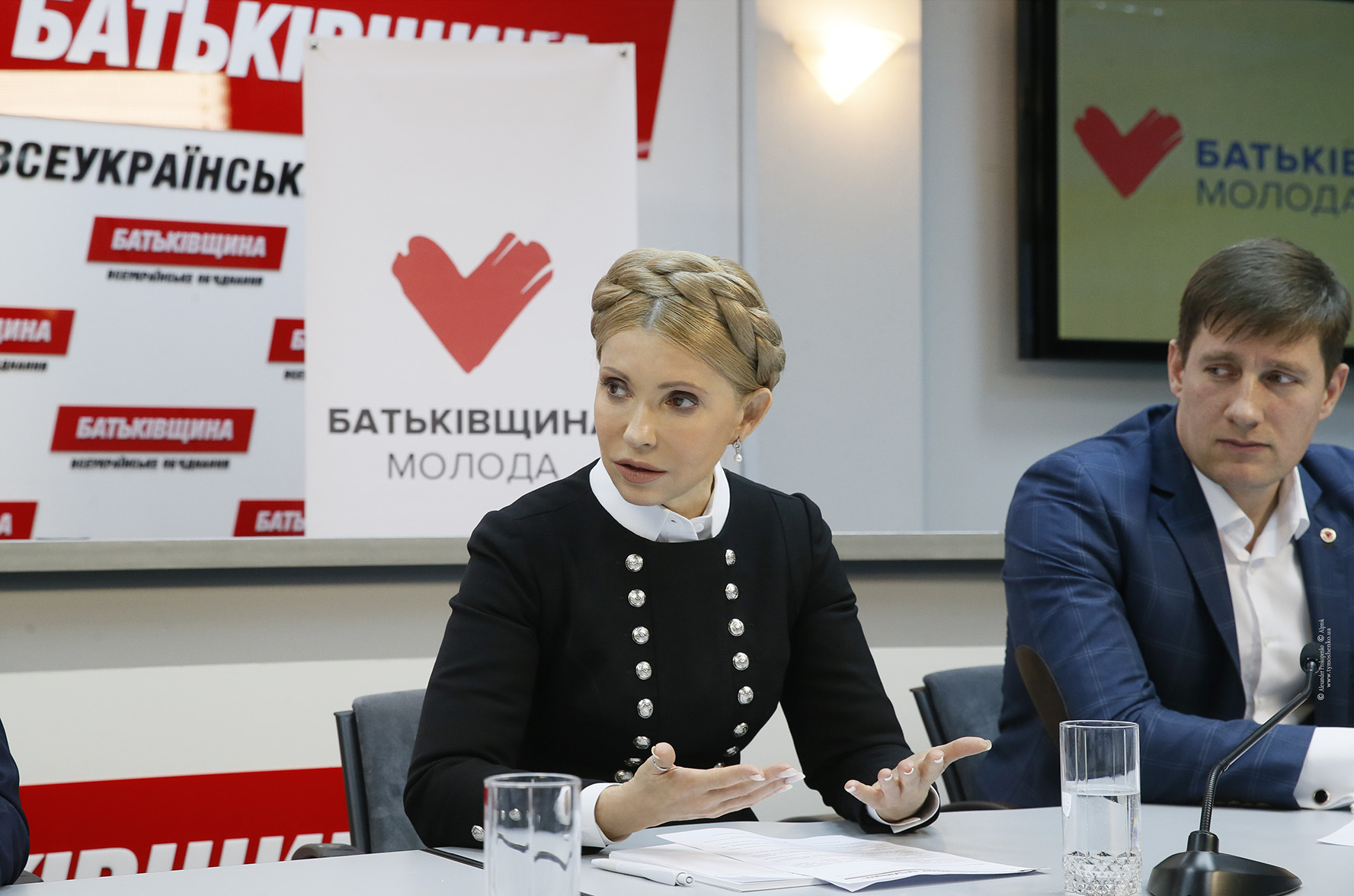Timoshenko dọa sa thải Thủ tướng Groisman nếu tăng giá gas