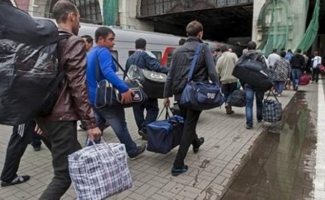 Có bao nhiêu công dân Ukraine làm việc tại Ba Lan và với mức lương trung bình bao nhiêu?