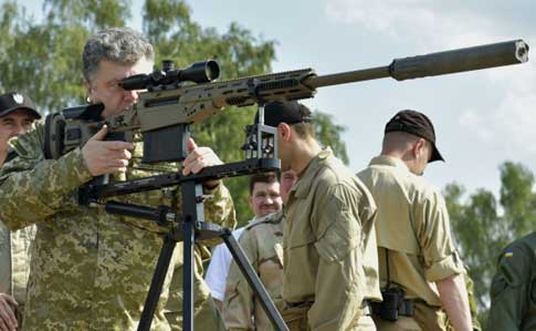 Tổng thống Poroshenko mua 430 súng trường bắn tỉa trang bị cho lính dù