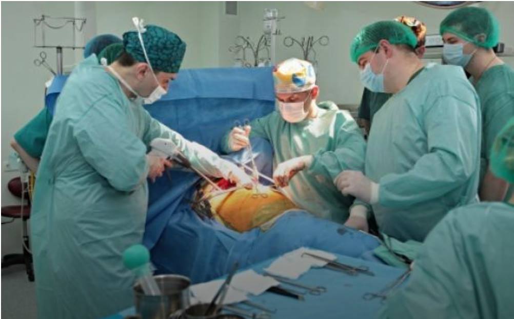 Trường phổ thông 94 Kiev: Học sinh dùng kéo đâm thủng phổi cô giáo vì nhận điểm kém