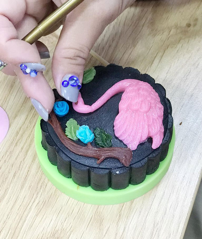 Bánh trung thu handmade với họa tiết trang trí hiện đại đang gây sốt thị trường bánh trung thu năm 2018