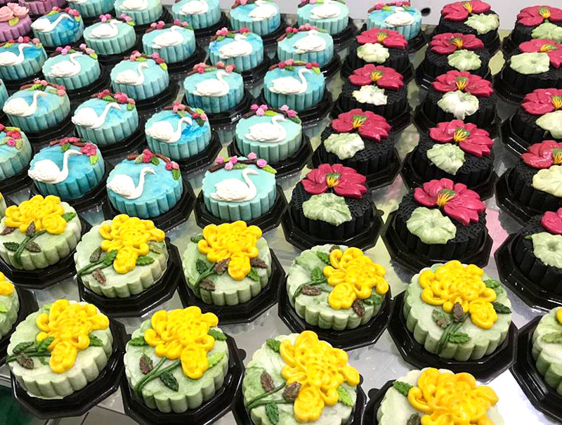 Bánh trung thu handmade với họa tiết trang trí hiện đại đang gây sốt thị trường bánh trung thu năm 2018
