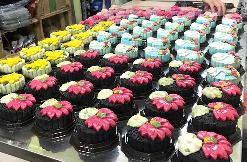 Bánh trung thu handmade với họa tiết trang trí hiện đại đang gây sốt thị trường bánh trung thu năm 2018