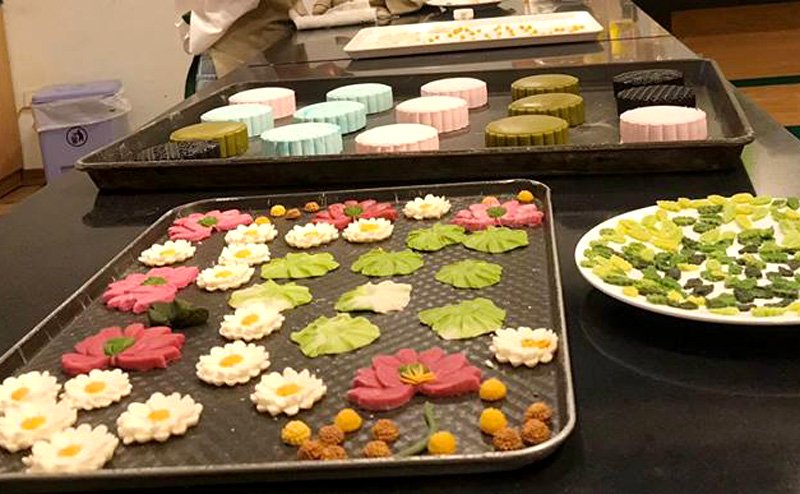 Bánh trung thu handmade với họa tiết trang trí hiện đại đang gây sốt thị trường bánh trung thu năm 2018