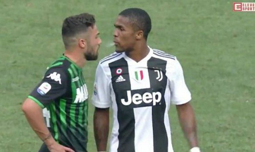 Douglas Costa bị cấm thi đấu 4 trận vì nhổ bọt vào đối thủ