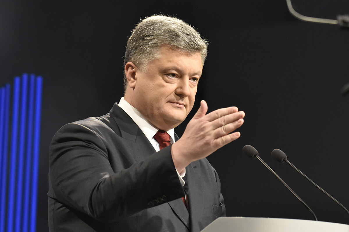 Tổng thống Poroshenko thừa nhận: Cộng đồng xã hội không hài lòng về cuộc sống hiện tại