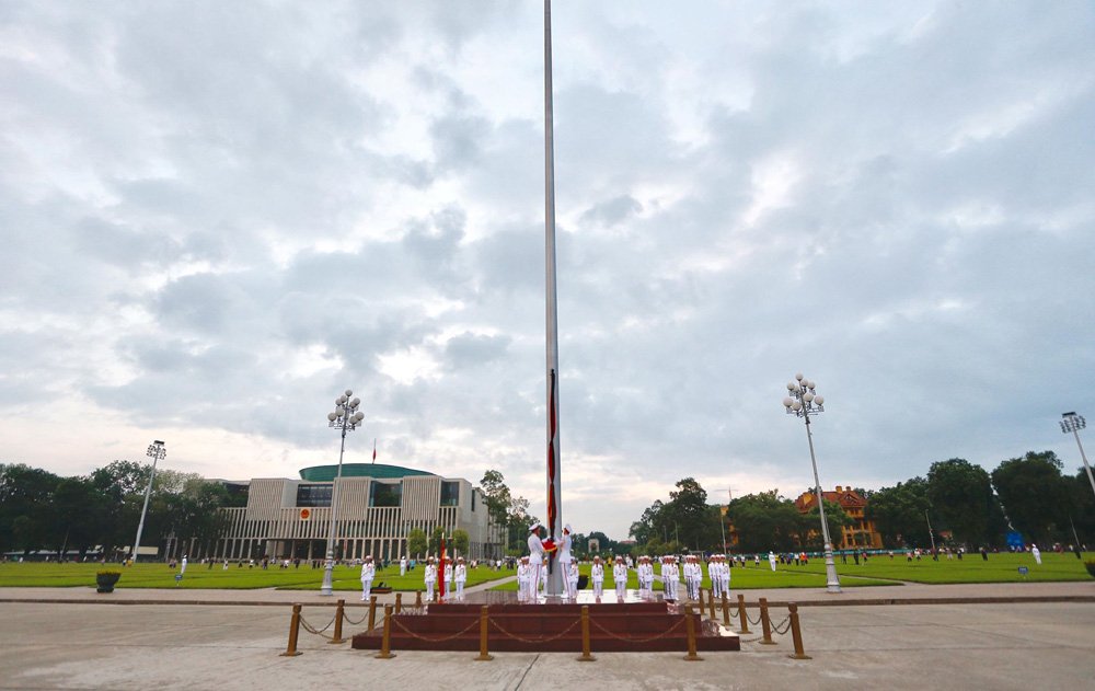 Treo cờ rủ Quốc tang Chủ tịch nước tại quảng trường Ba Đình