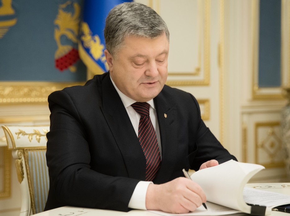 Tổng thống Poroshenko ký luật về “chế độ một cửa” trong thủ tục hải quan Ukraine