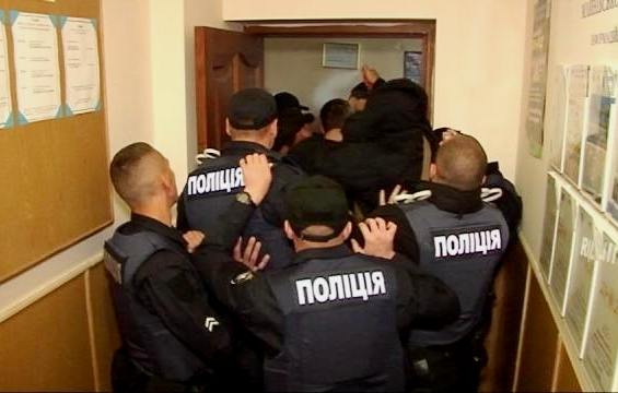 Odessa: Các nhân viên thực thi pháp luật phát hiện 25 người đàn ông có vũ khí trong một ký túc xá