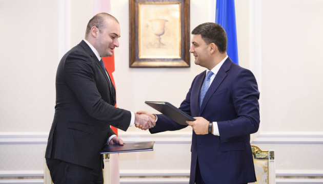 Ukraine và Gruzia ký thỏa thuận về miễn thị thực nhập cảnh bằng hộ chiếu dạng thẻ ID trong nước