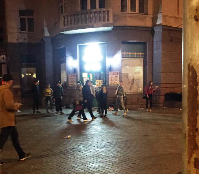Kiev: 50-70 trẻ vị thành niên cướp phá cửa hàng trên phố Grusevskovo