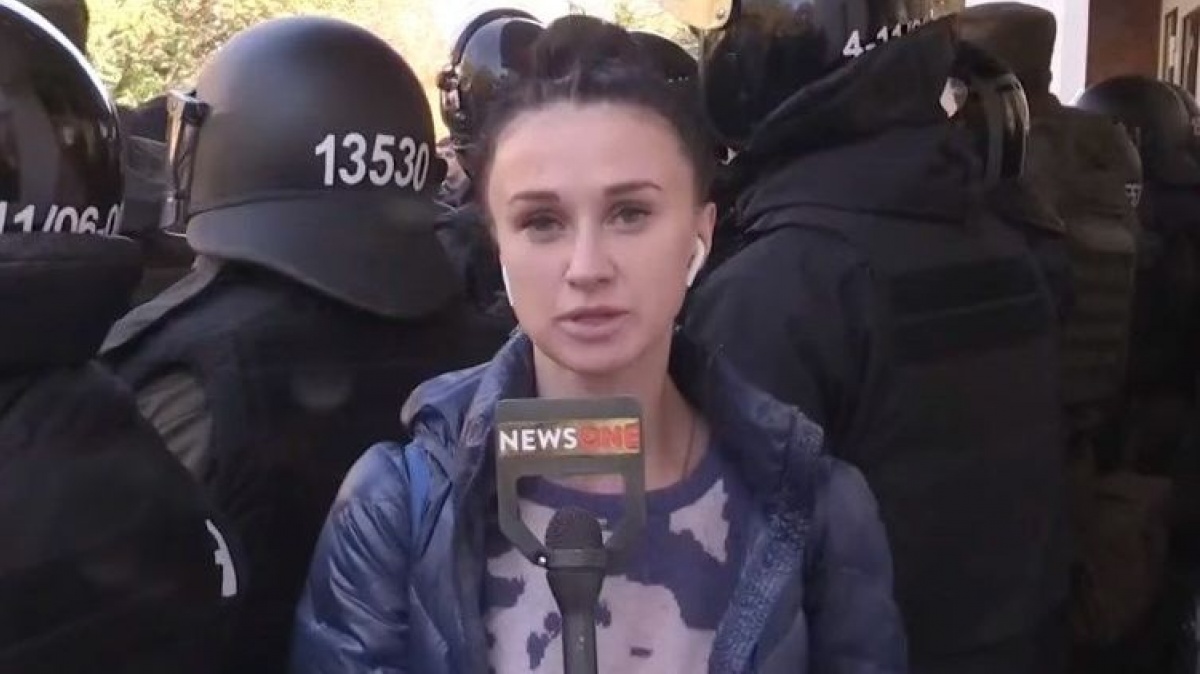 Kiev: Nữ nhà báo kênh NewsOne bị tấn công ngay trước mắt cảnh sát