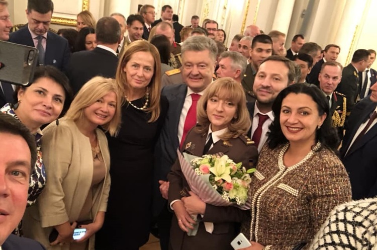 Lần đầu tiên tại Ukraine, Tổng thống Poroshenko phong hàm tướng cho phụ nữ