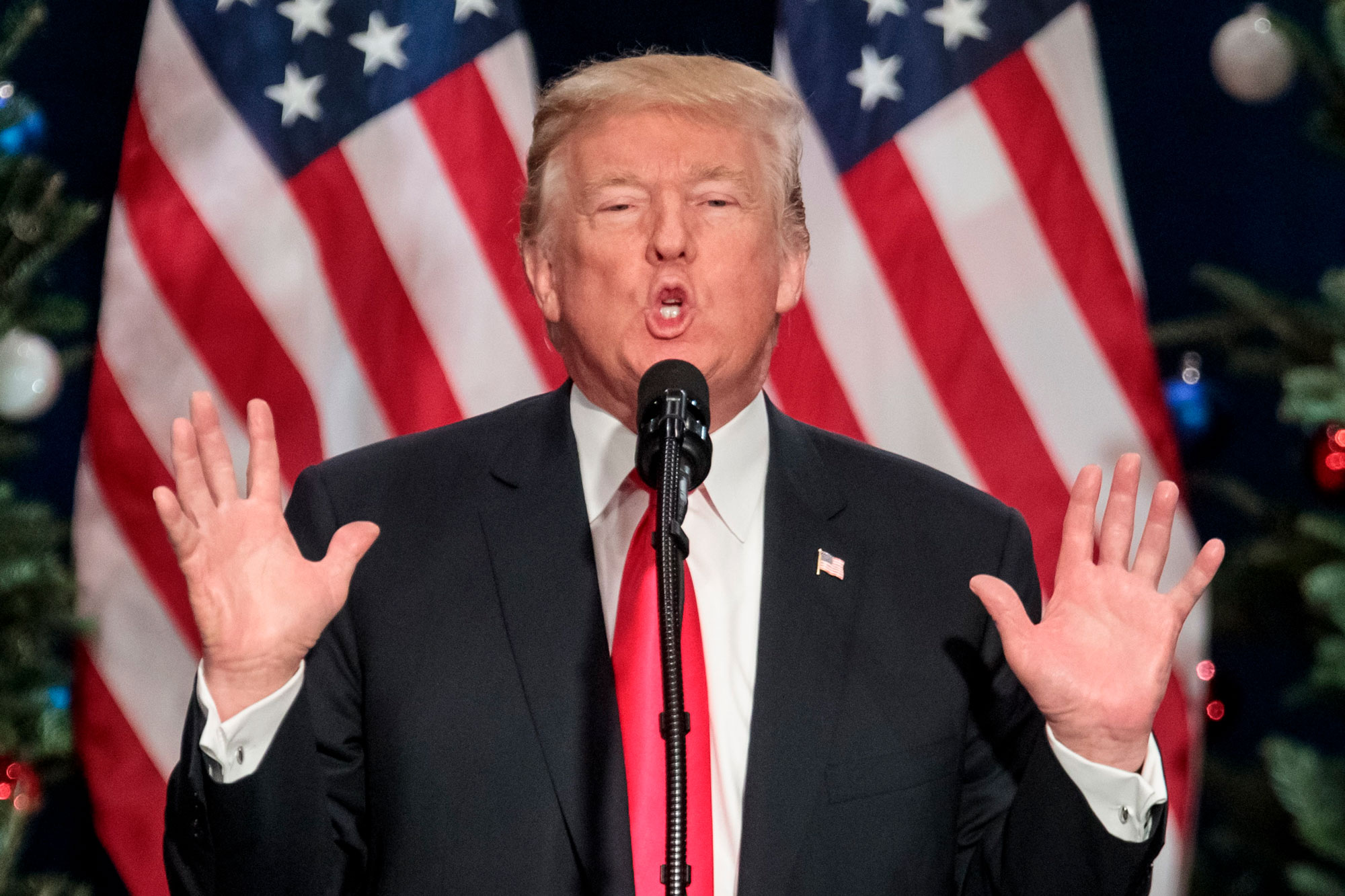 Tổng thống Mỹ Trump: Tôi cung cấp vũ khí cho Ukraine, còn Obama cung cấp chăn và gối