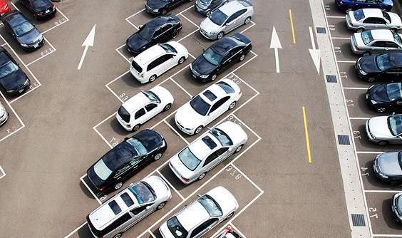 Cải cách về đỗ xe tại Kiev bị kéo dài: Không có máy móc và thanh tra