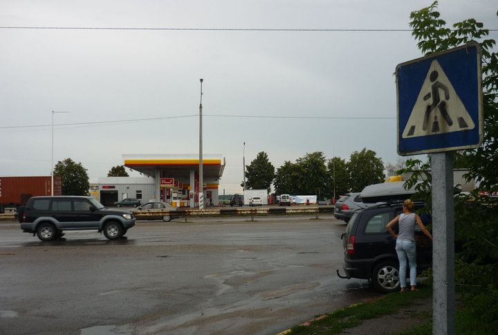 Trên tuyến đường xa lộ Kiev - Odessa, một hành khách đi nhờ xe cùng tuyến bị cướp