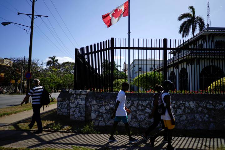 Hy Lạp: Đại sứ quán Canada tại thủ đô Afina bị những kẻ lạ mặt tấn công, đập phá
