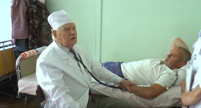 Poltava: Vị bác sĩ 99 tuổi vẫn đều đặn đi bộ tới nơi làm việc và không bao giờ bị muộn