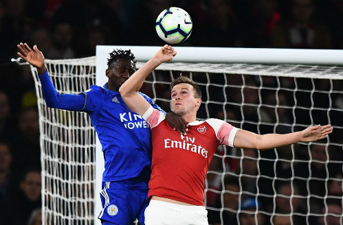 Ozil rực sáng, Arsenal ngược dòng thắng Leicester