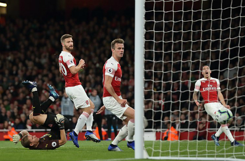 Ozil rực sáng, Arsenal ngược dòng thắng Leicester