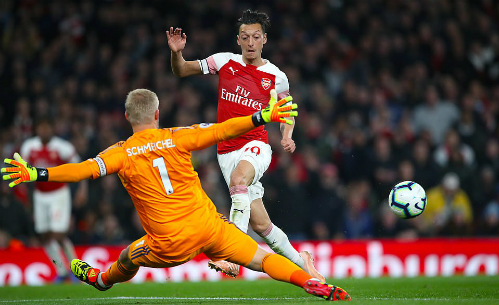 Ozil rực sáng, Arsenal ngược dòng thắng Leicester