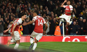 Ozil rực sáng, Arsenal ngược dòng thắng Leicester