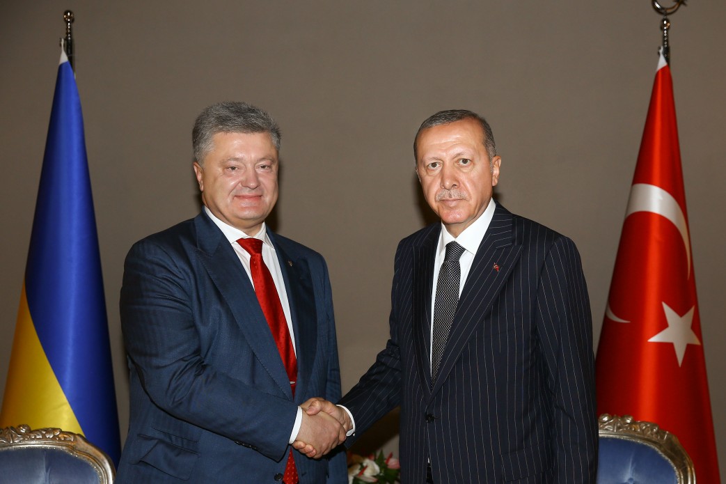 Stambul: Tổng thống Ukraine Poroshenko và Tổng thống Thổ Nhĩ Kỳ Erdogan bắt đầu đối thoại