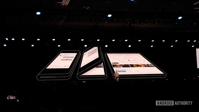 Điện thoại màn hình gập của Samsung có xứng với mức giá đắt đỏ và sự trông ngóng của mọi người?