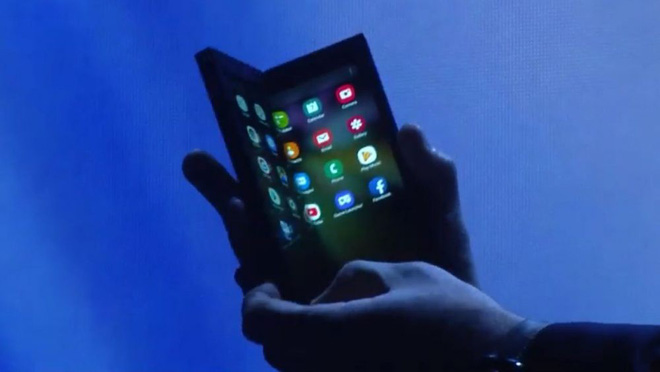 Điện thoại màn hình gập của Samsung có xứng với mức giá đắt đỏ và sự trông ngóng của mọi người?