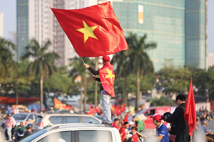 CĐV "đại náo" Mỹ Đình trước trận Việt Nam vs Malaysia