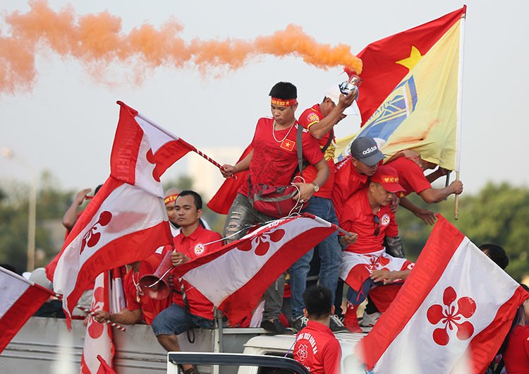 CĐV "đại náo" Mỹ Đình trước trận Việt Nam vs Malaysia