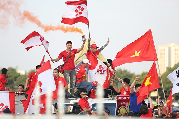 CĐV "đại náo" Mỹ Đình trước trận Việt Nam vs Malaysia