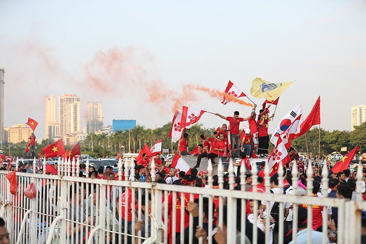 CĐV "đại náo" Mỹ Đình trước trận Việt Nam vs Malaysia