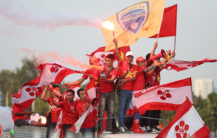 CĐV "đại náo" Mỹ Đình trước trận Việt Nam vs Malaysia
