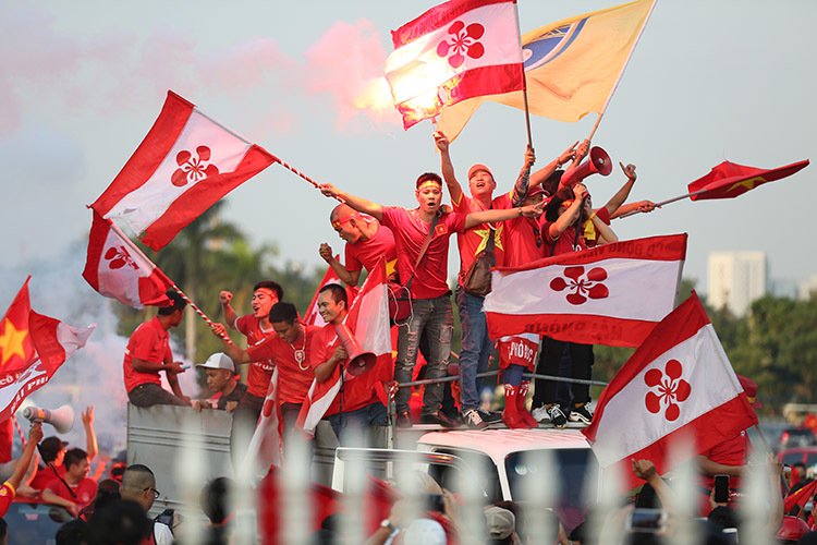 CĐV "đại náo" Mỹ Đình trước trận Việt Nam vs Malaysia