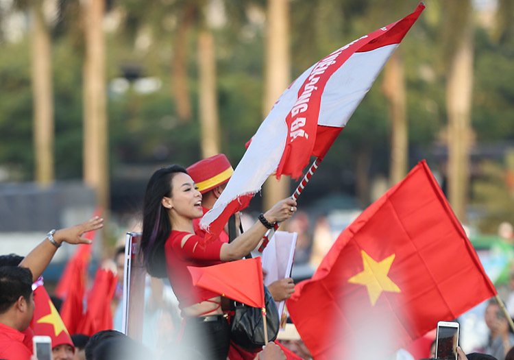 CĐV "đại náo" Mỹ Đình trước trận Việt Nam vs Malaysia