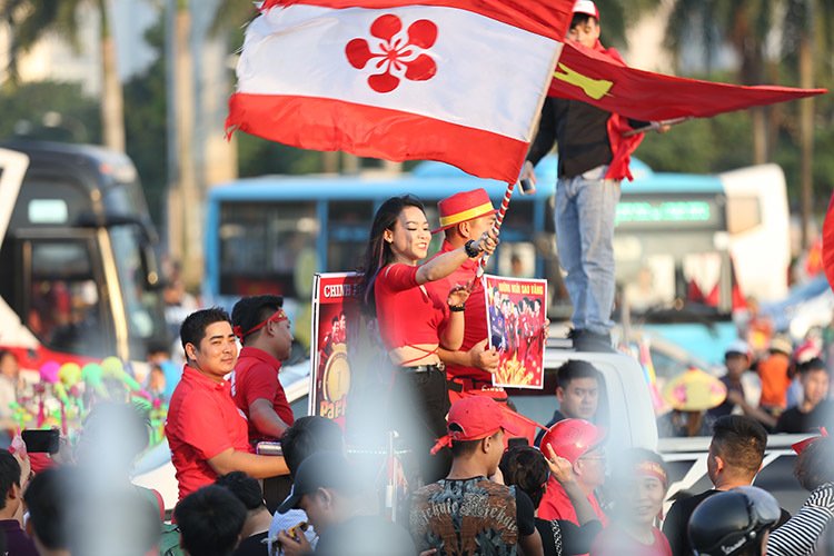 CĐV "đại náo" Mỹ Đình trước trận Việt Nam vs Malaysia