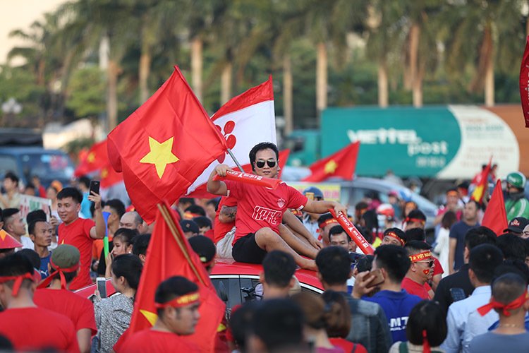 CĐV "đại náo" Mỹ Đình trước trận Việt Nam vs Malaysia