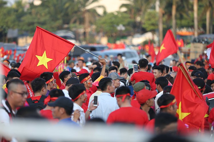 CĐV "đại náo" Mỹ Đình trước trận Việt Nam vs Malaysia