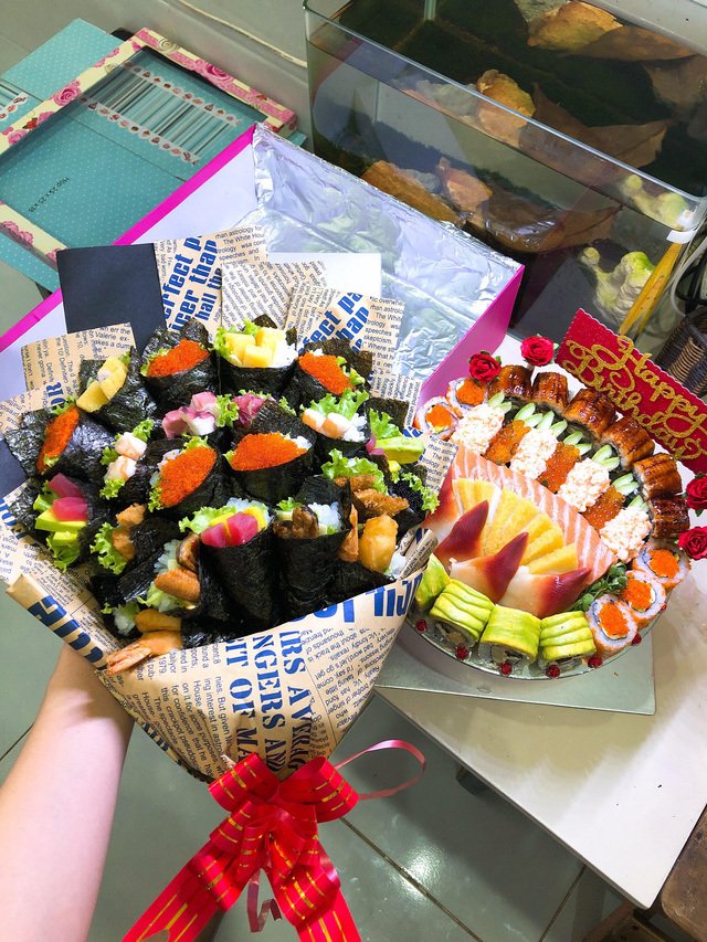 Phụ huynh chi gần chục triệu đồng mua bó hoa sushi tặng giáo viên