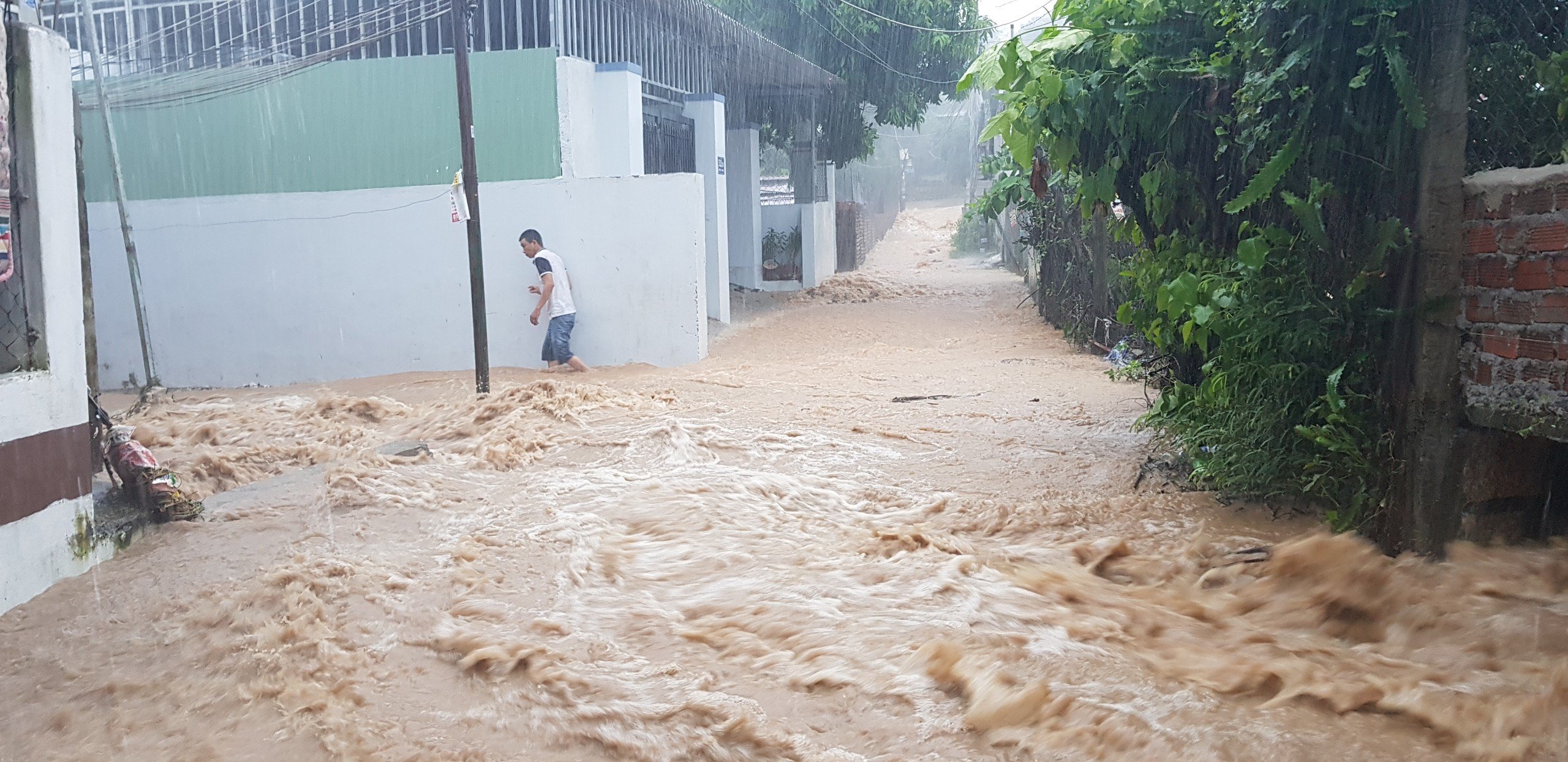 Tang thương ở Nha Trang: 12 người chết, xế hộp chìm nghỉm trong biển nước