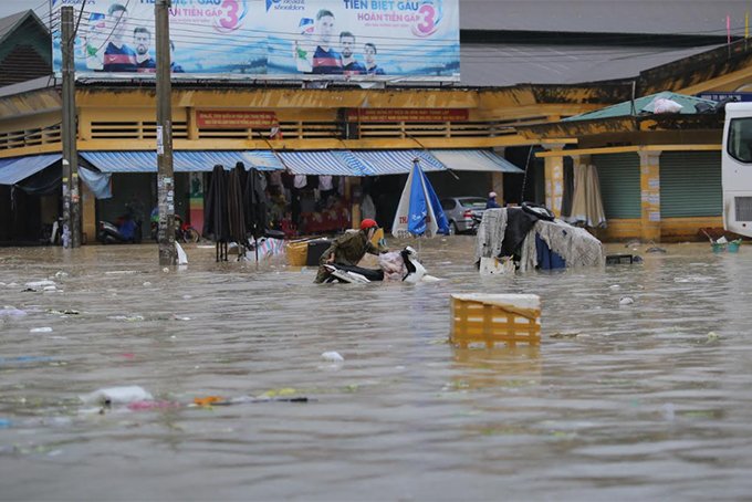 Tang thương ở Nha Trang: 12 người chết, xế hộp chìm nghỉm trong biển nước