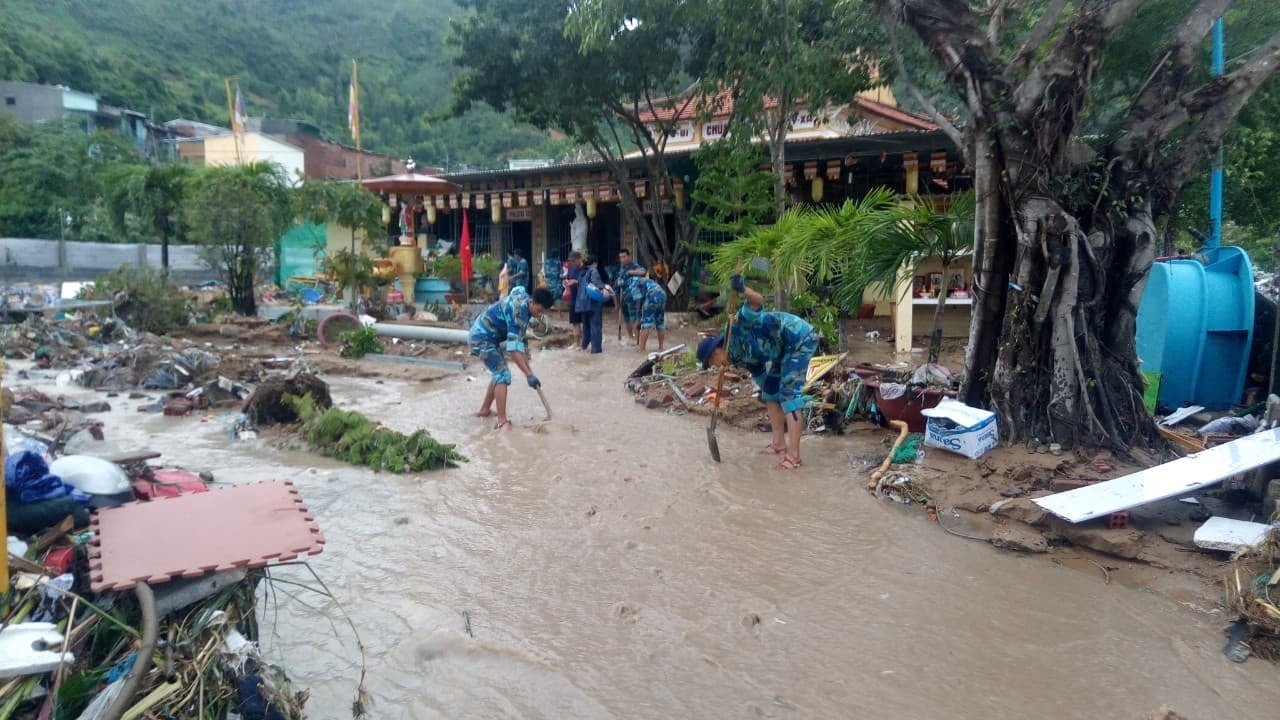 Tang thương ở Nha Trang: 12 người chết, xế hộp chìm nghỉm trong biển nước