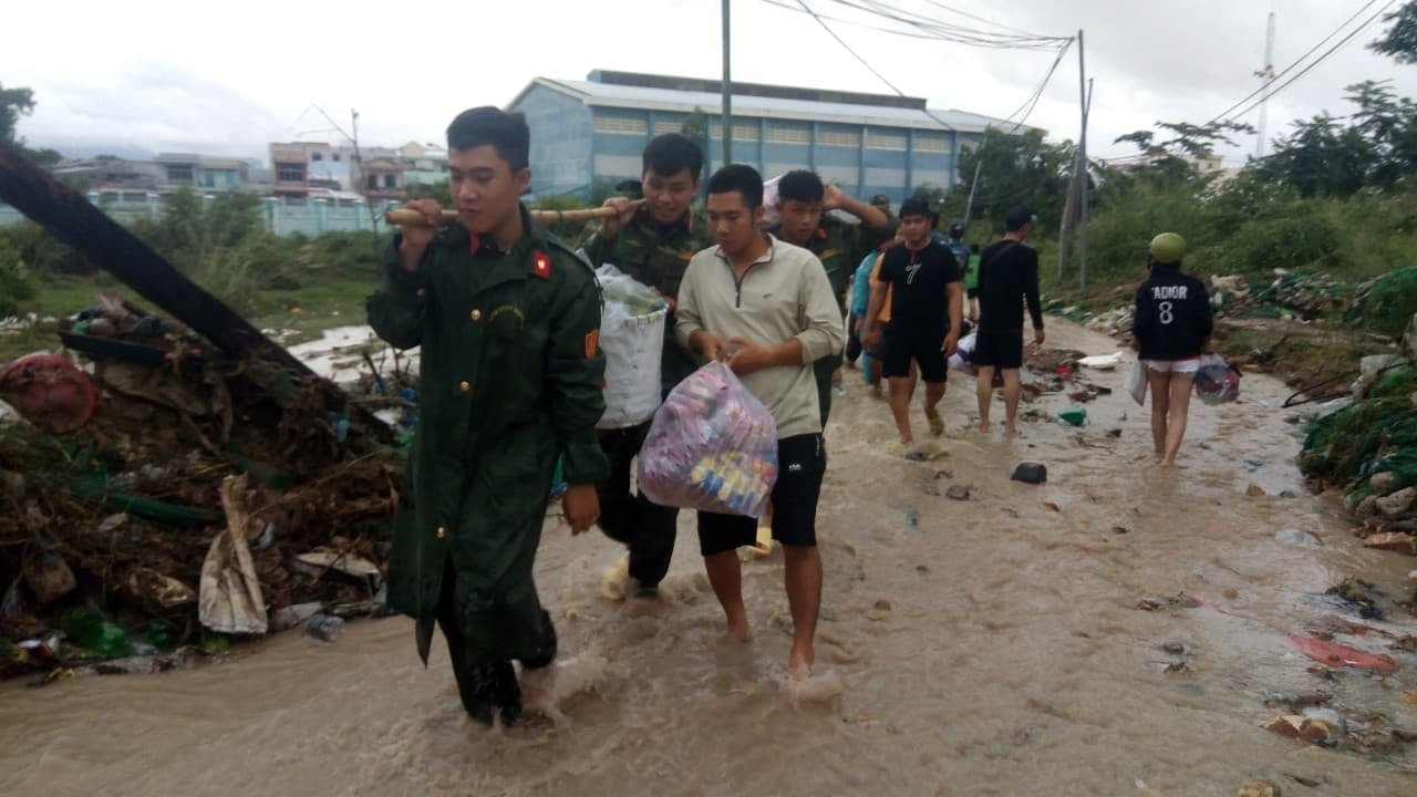 Tang thương ở Nha Trang: 12 người chết, xế hộp chìm nghỉm trong biển nước