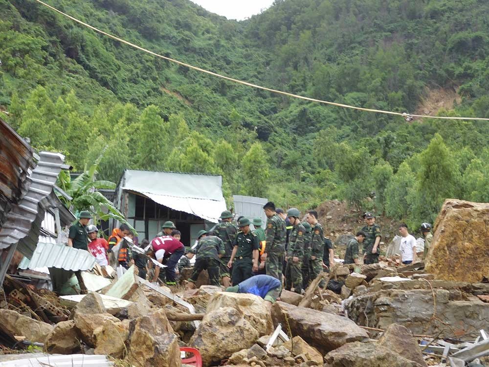 Tang thương ở Nha Trang: 12 người chết, xế hộp chìm nghỉm trong biển nước